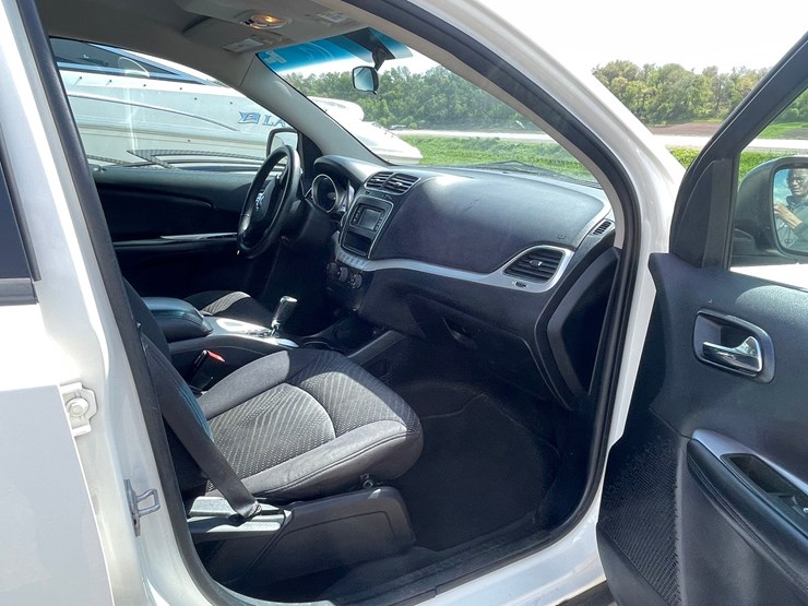 2013-dodge-journey-sxt-image-38