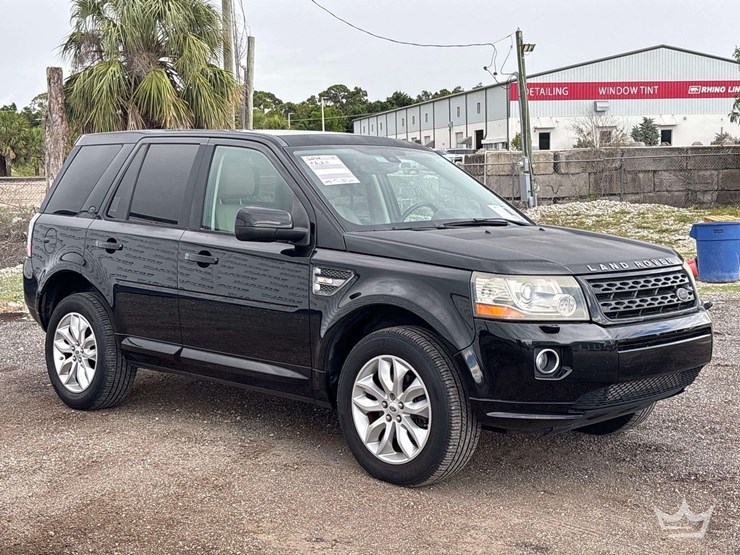 2014-land-rover-lr2-hse-image-2