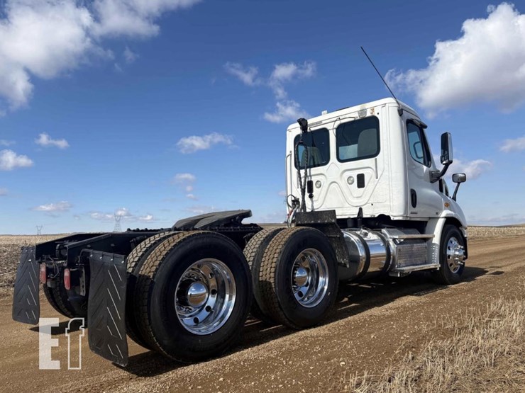 2013-freightliner-cascadia-125-image-3