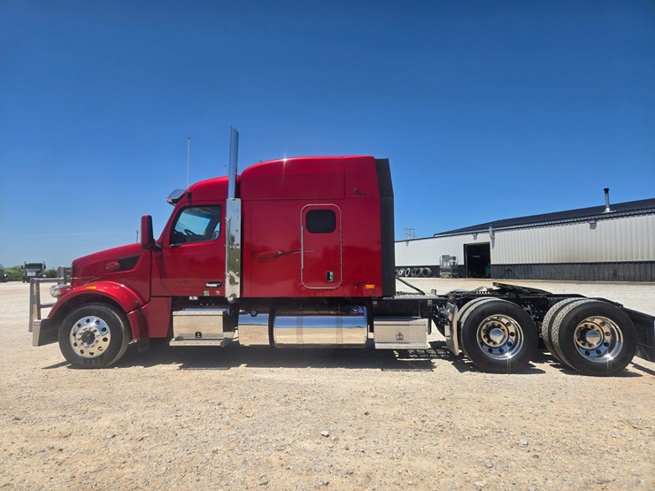 2023-peterbilt-567-image-8