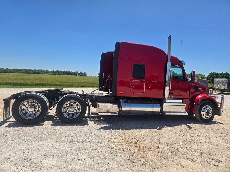 2023-peterbilt-567-image-21
