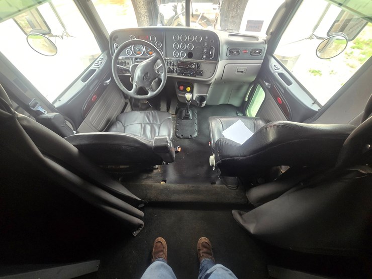 2016-peterbilt-389-image-71