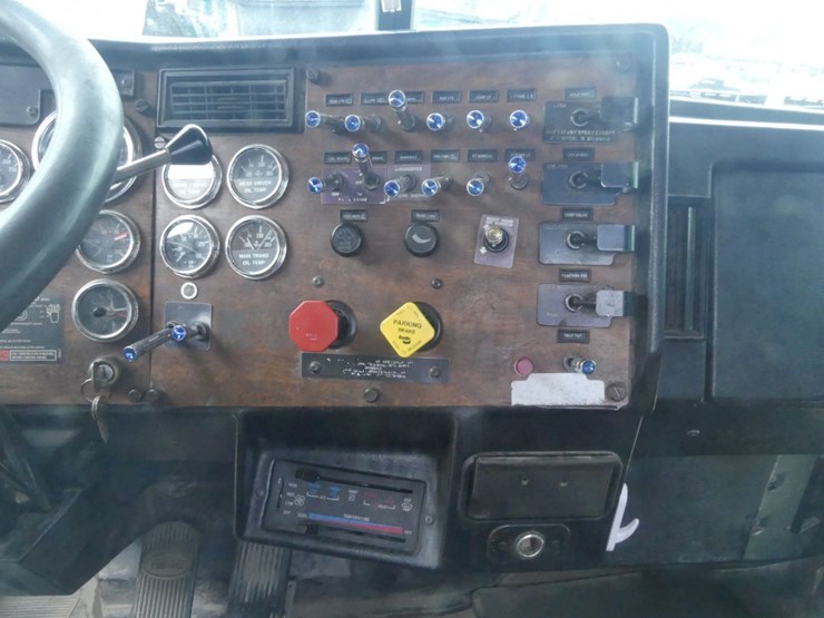 1994-peterbilt-379-image-18
