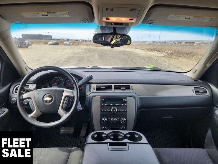 2011-chevrolet-suburban-image-19