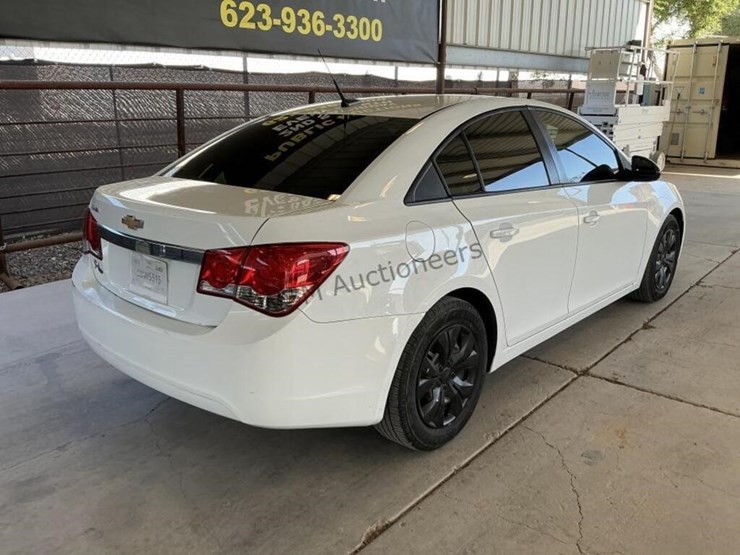 2013-chevrolet-cruze-ls-sdn-image-7