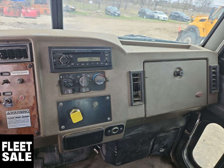 2003-peterbilt-330-image-25