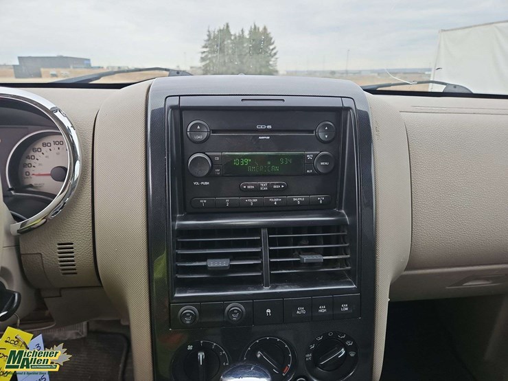 ford-explorer-sport-trac-image-24