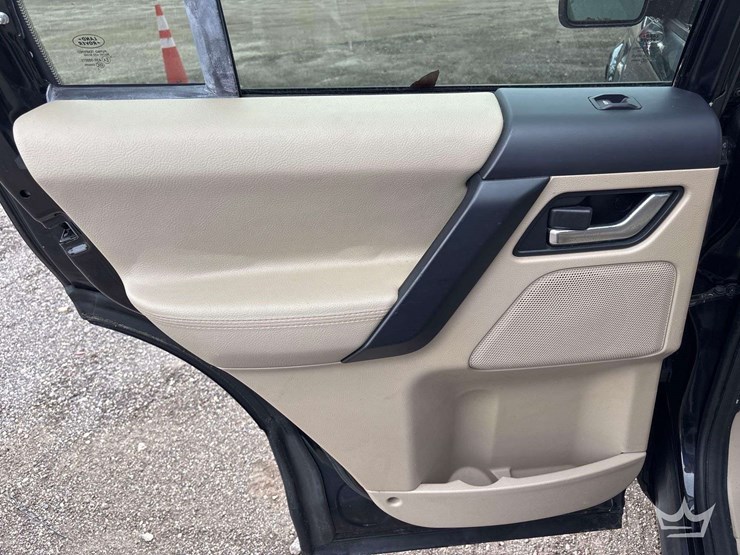 2014-land-rover-lr2-hse-image-21