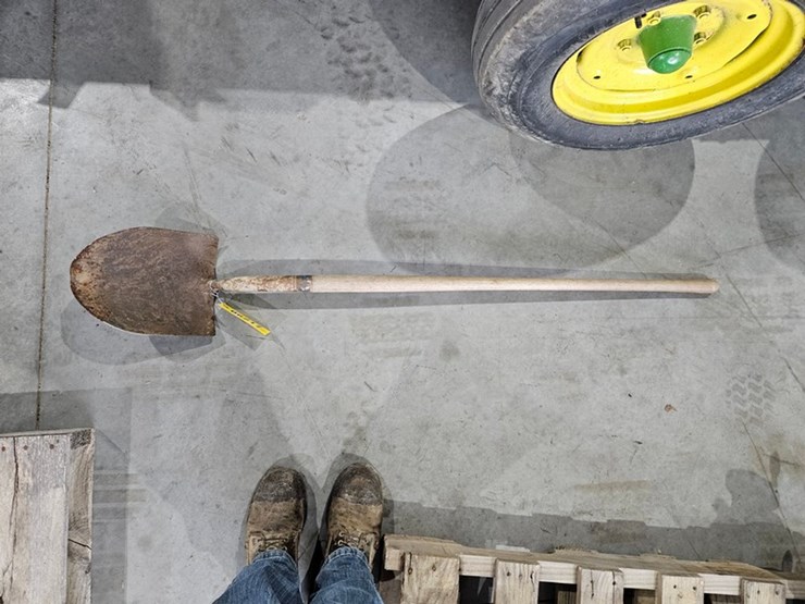 #6217-•-wood-handled-shovel-image-2