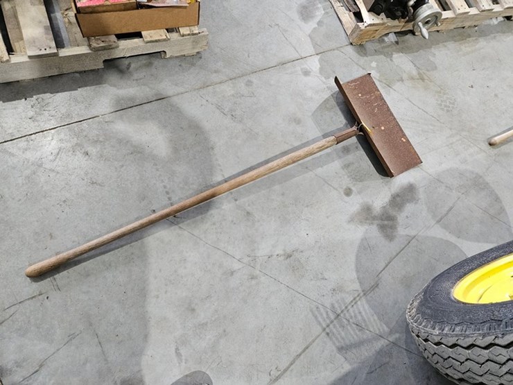 #6216-•-wood-handled-snow-pusher-image-4