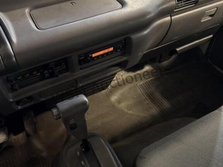 2005-isuzu-npr-image-23