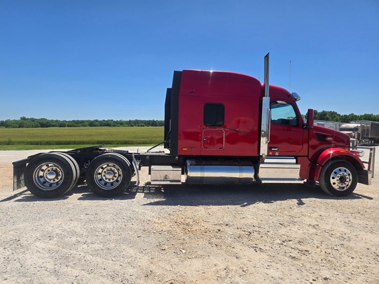 2023-peterbilt-567-image-22
