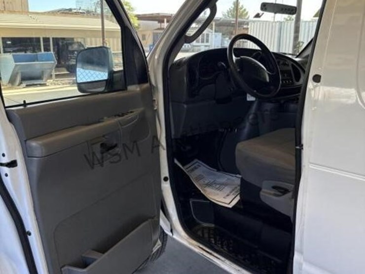 2008-ford-cargo-image-27