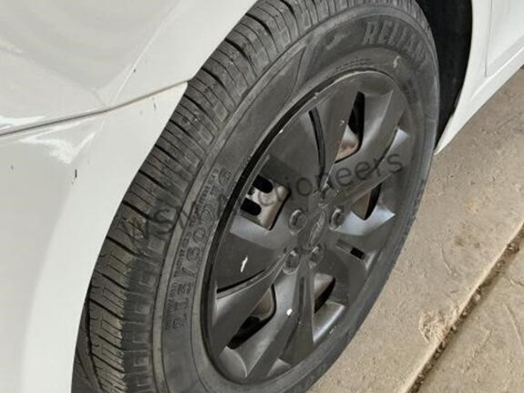 2013-chevrolet-cruze-ls-sdn-image-8