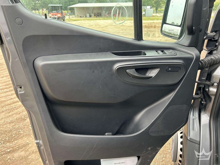 2021-mercedes-benz-sprinter-4500-image-12