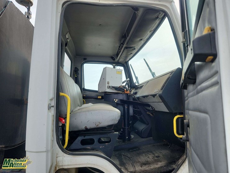 1999-freightliner-fl70-image-11