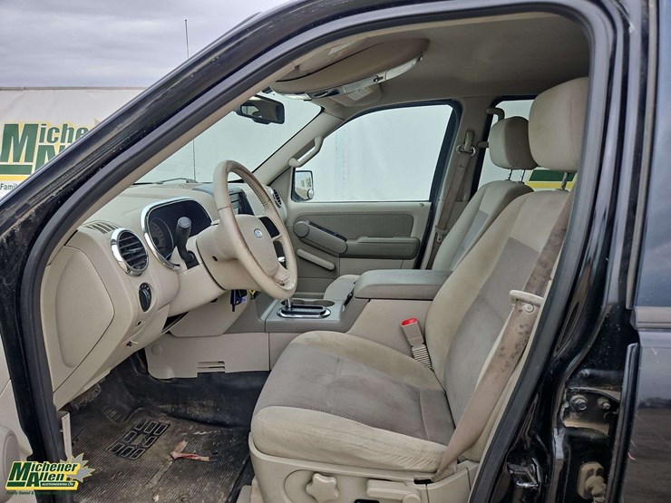 ford-explorer-sport-trac-image-16