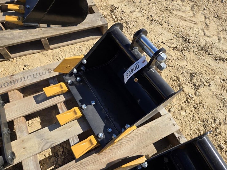 #693-•-new-sdlanch-mini-excavator-16"-tooth-bucket-image-1