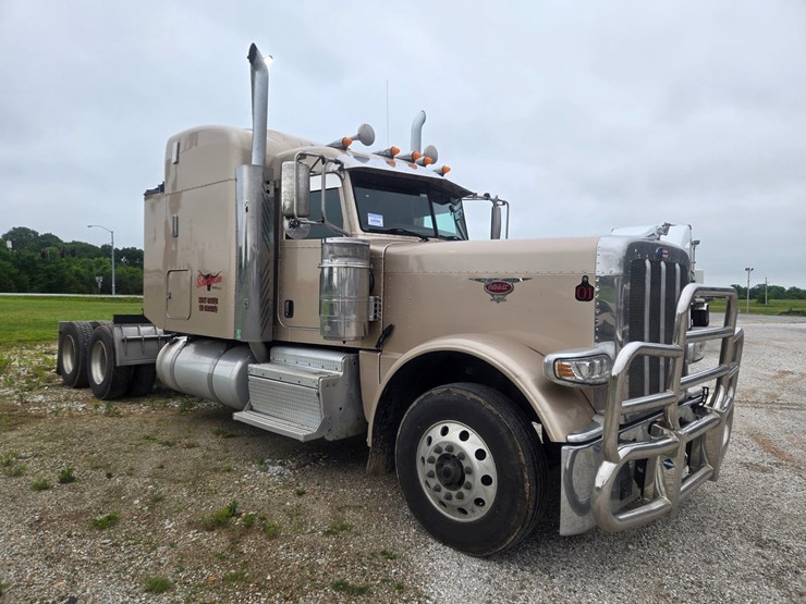 2016-peterbilt-389-image-27