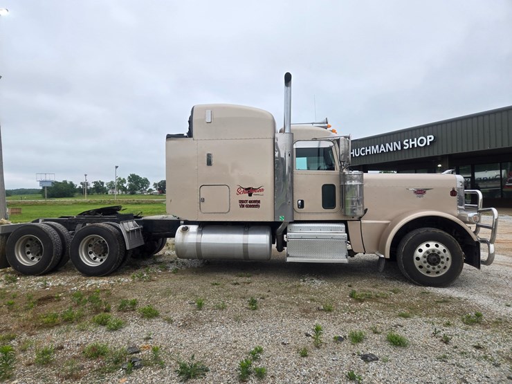 2016-peterbilt-389-image-23