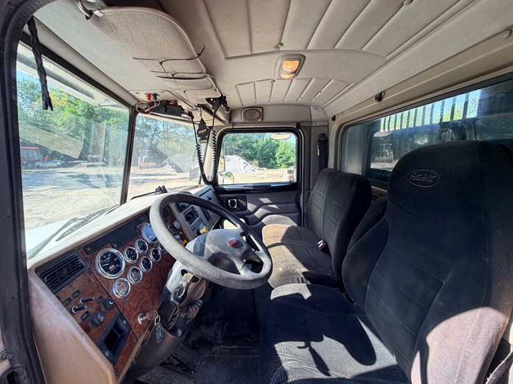 2006-peterbilt-335-image-36