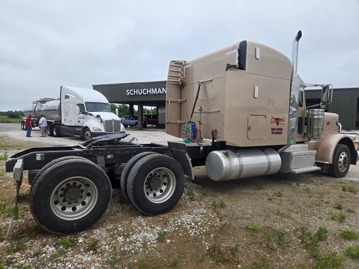 2016-peterbilt-389-image-19