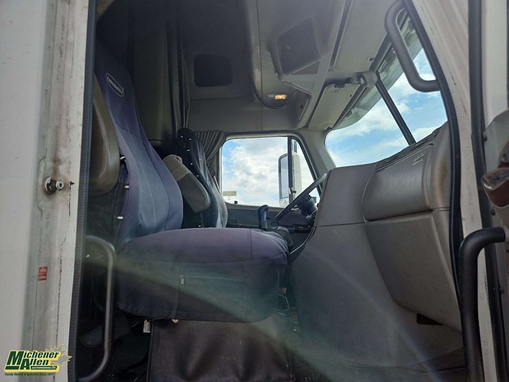2006-freightliner-columbia-120-image-48