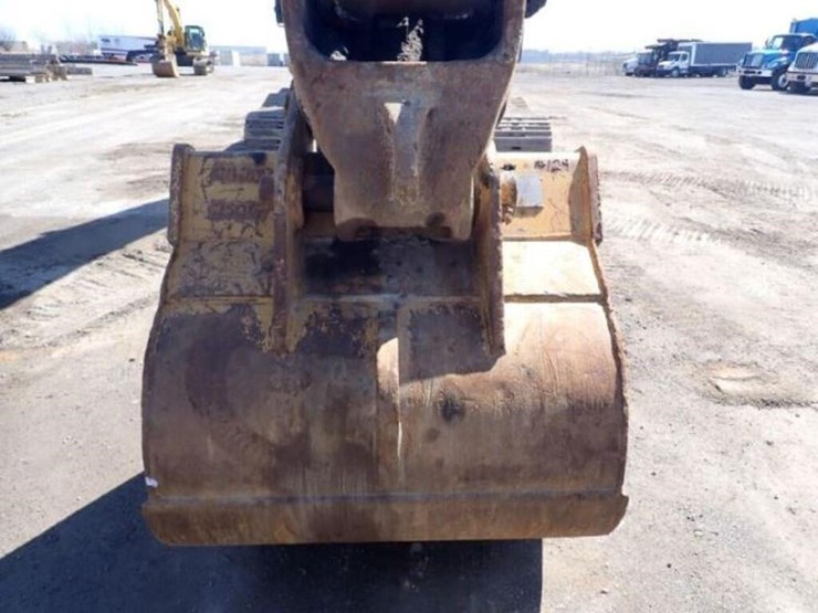 2017-deere-250g-lc-image-24