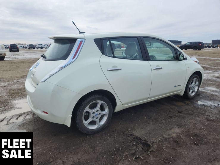 2011-nissan-leaf-sl-4dr-hatchback-image-4