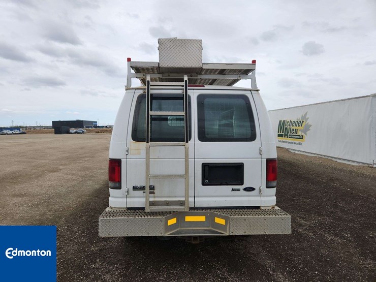 2010-ford-cargo-image-21