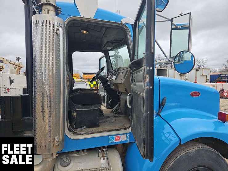 2003-peterbilt-330-image-23