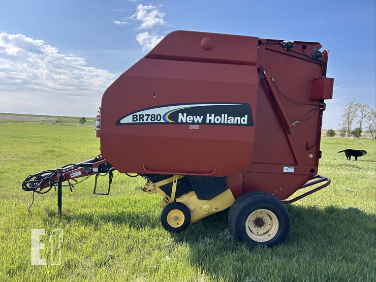 new-holland-br780-image-8