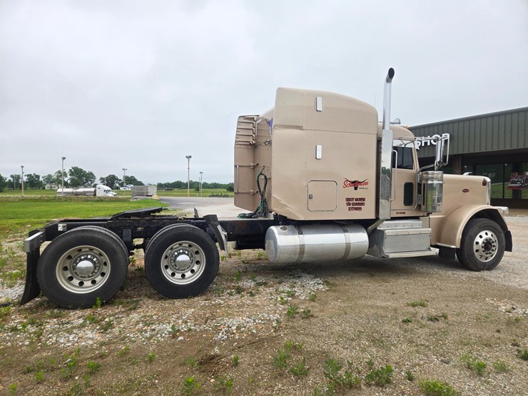 2016-peterbilt-389-image-19