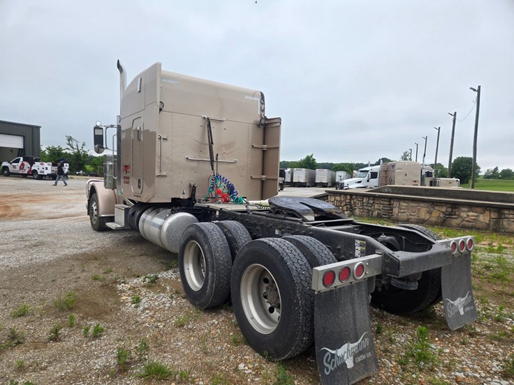 2016-peterbilt-389-image-13