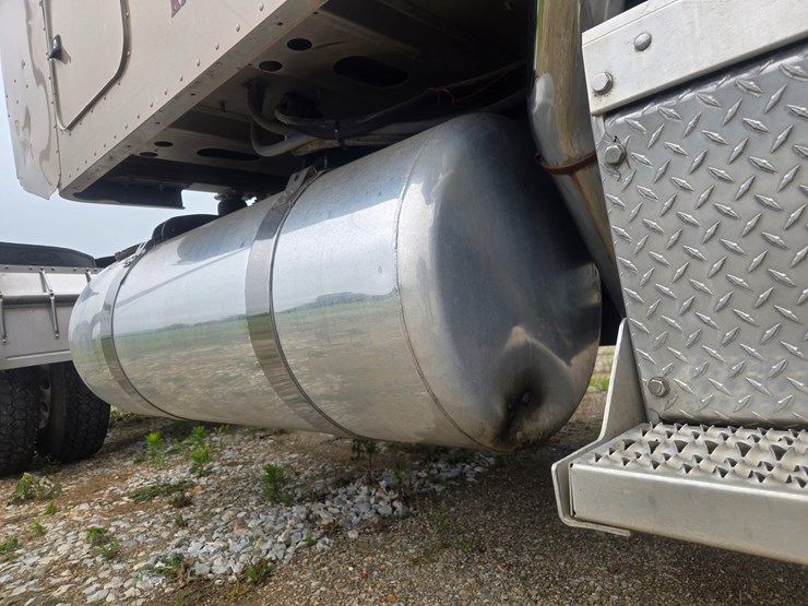 2016-peterbilt-389-image-91