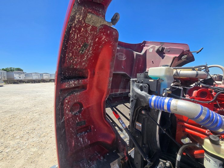 2023-peterbilt-567-image-40