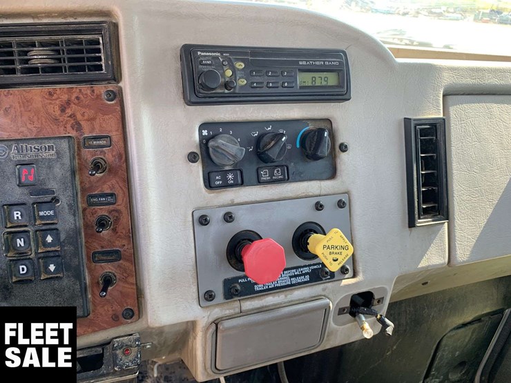 2006-peterbilt-335-image-18