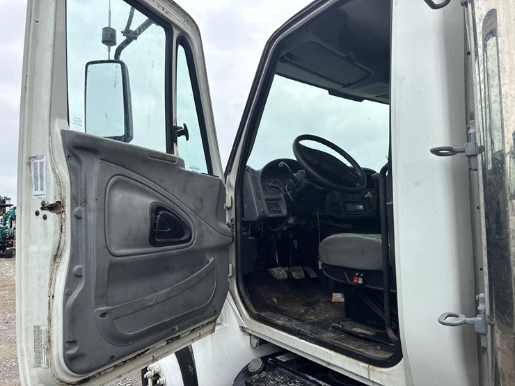 2004-international-durastar-4300-image-41