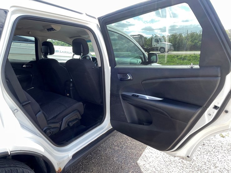 2013-dodge-journey-sxt-image-36