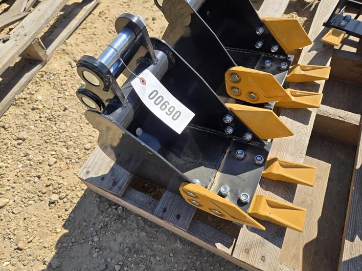 #690-•-new-sdlanch-mini-excavator-8"-tooth-bucket-image-1