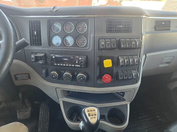 2023-peterbilt-567-image-60