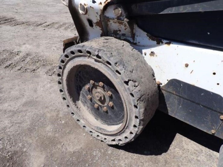 2014-bobcat-s590-image-25