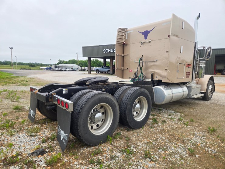 2016-peterbilt-389-image-17