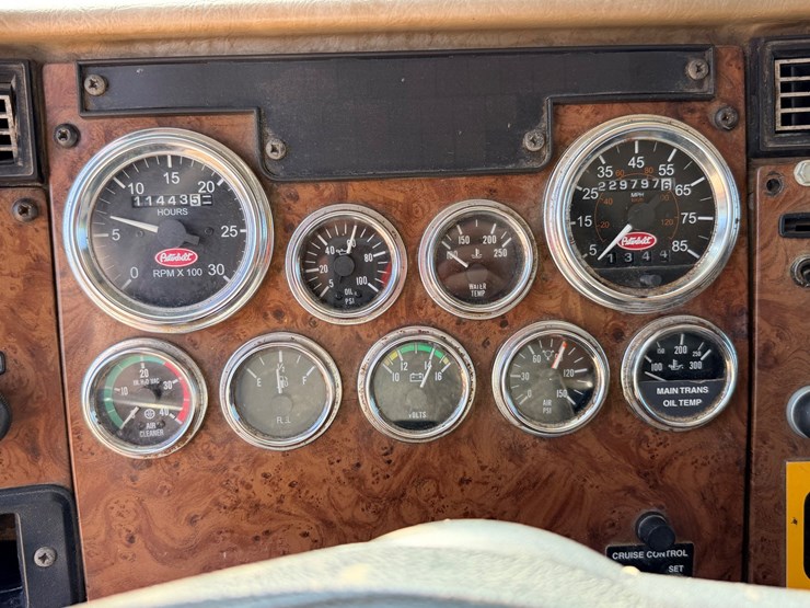 2006-peterbilt-335-image-39