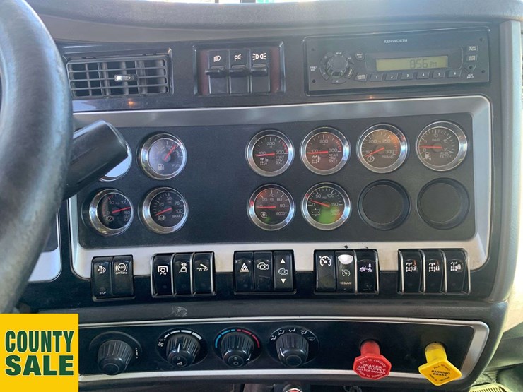 2011-kenworth-t800-image-18