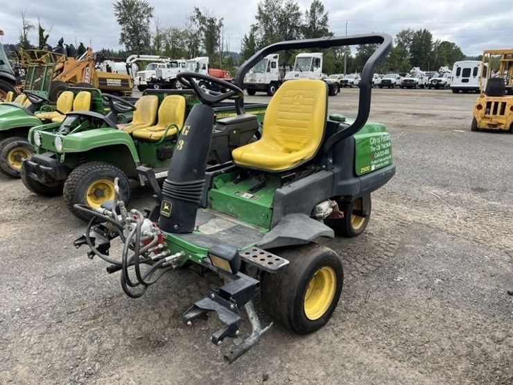 2000-john-deere-2500-image-1