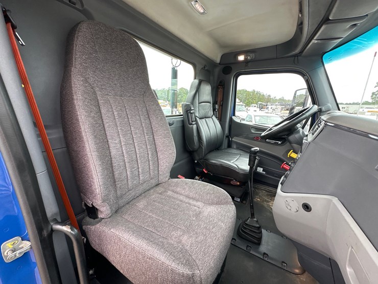 2016-peterbilt-579-image-11