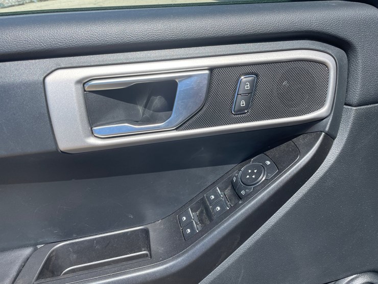 2022-ford-explorer-image-31