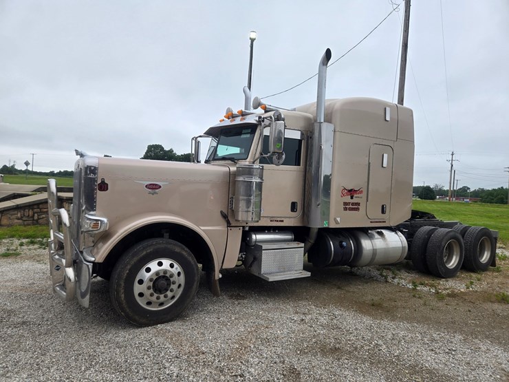 2016-peterbilt-389-image-4