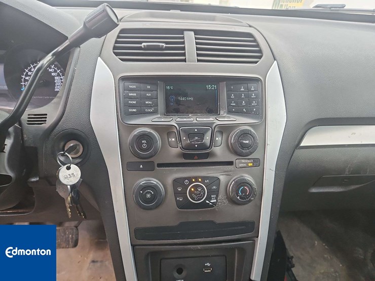 2015-ford-explorer-image-21